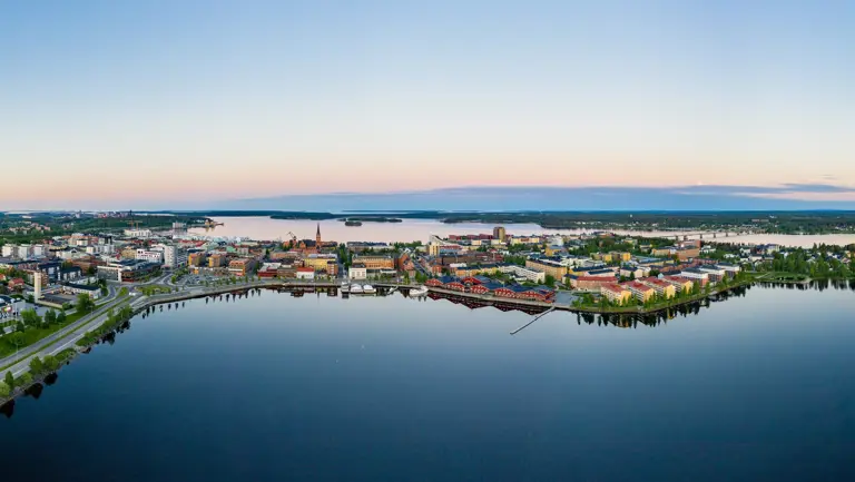 Vy över Luleå stad på sommaren ovanför vattnet i norra hamn