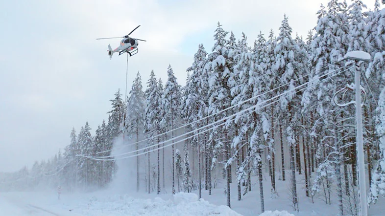 Snölast avlägsnas med helikopter