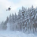 Snölast avlägsnas med helikopter