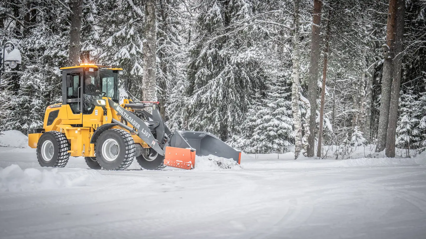 Traktor skottar snö vintertid