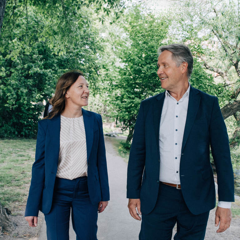 Malin Larsson VD Luleå Energi och Johan Svenningsson VD Uniper Sverige. Promenerar bredvid varandra i en park