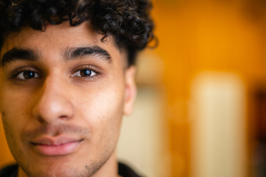 Inzoomad bild på Monjeds ansikte